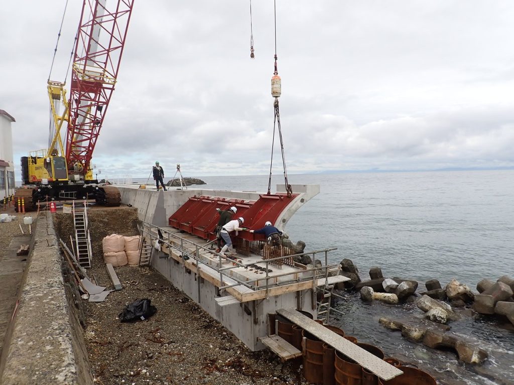 プレキャスト大型波返ブロック据付