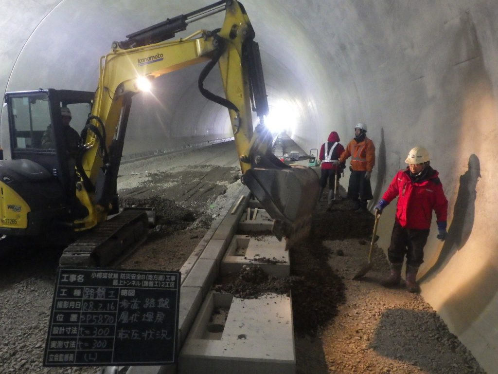歩道路盤作業状況
